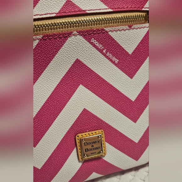 NWT Dooney & Bourke Small Zip Crossbody- Chevron Fuchsia/White - Picture 7 of 12